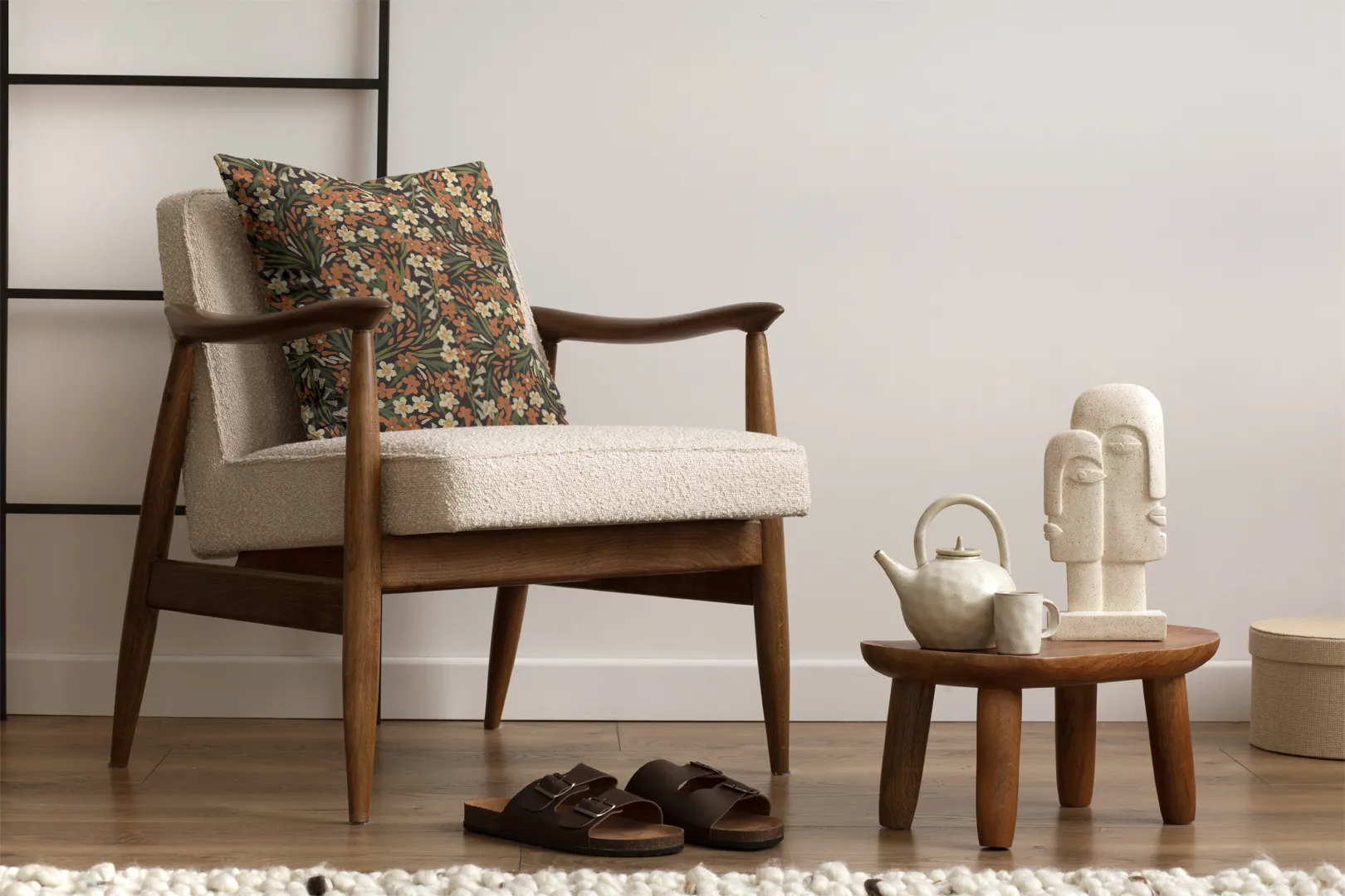 Poduszka kwiatowa, kt&oacute;rą zdobią florystyczne motywy.