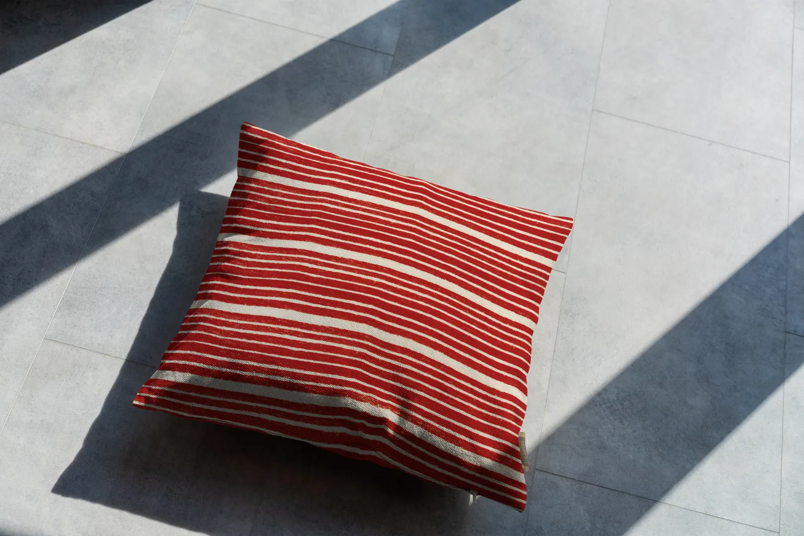 Poduszka - Czerwone paski - obrazek 3