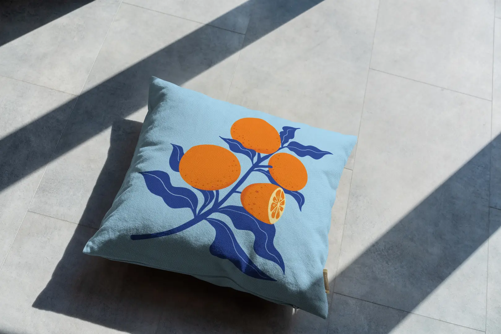 Poduszka - Pomarańcze na niebieskim tle - obrazek 3