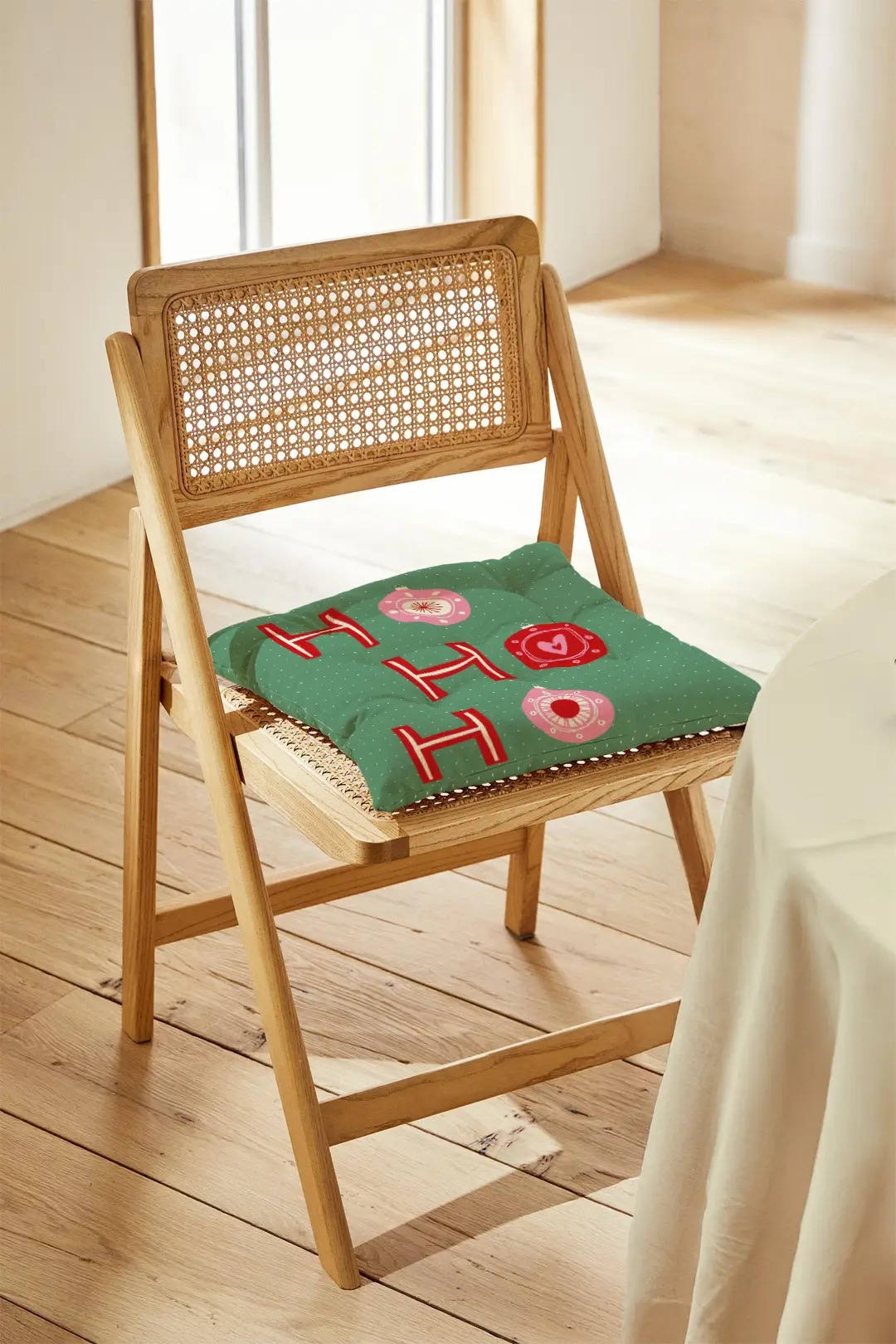 Poduszka świąteczna na krzesło HO HO HO bombki zielone tło 40x40 cm